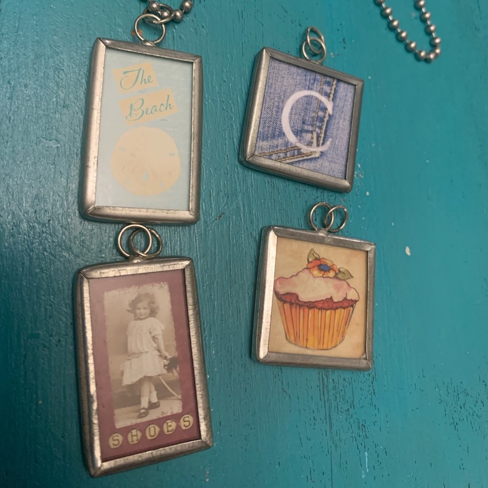 Four reversible charms with ball chain